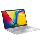 Poză din review: laptopul deschis pe birou